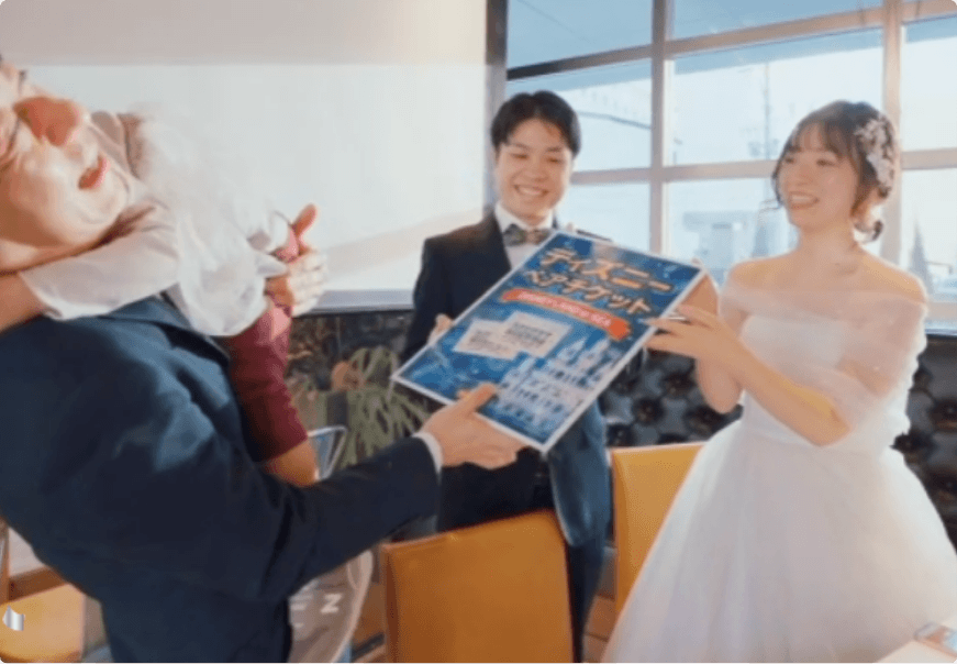 結婚式でディズニーチケット景品が当選した様子