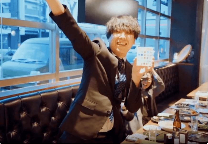 ビンゴ大会でディズニーチケット景品が当選した様子