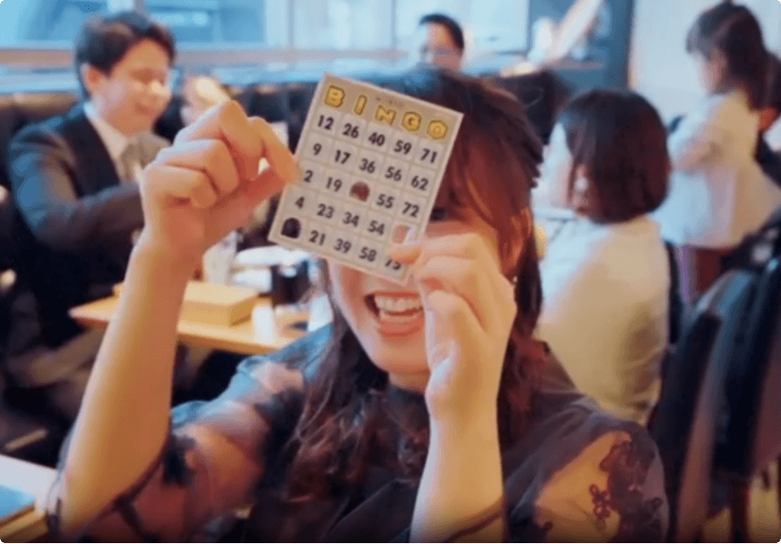 忘年会でゲームを楽しむ様子