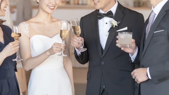 新郎新婦と参加者が交流しているイメージ