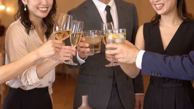 参加者同士が交流しているイメージ