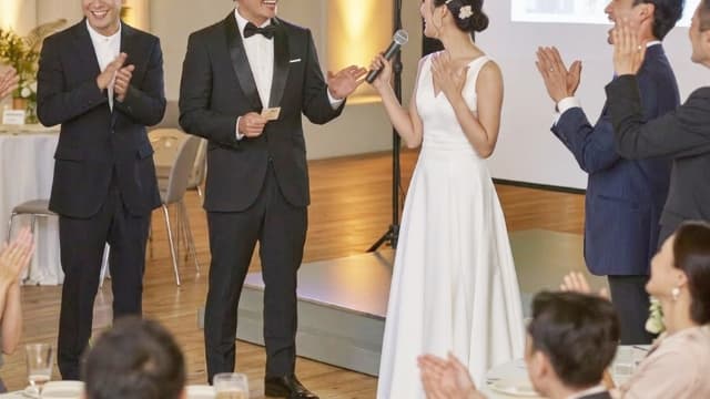 ゲームや余興で会場が盛り上がっているイメージ