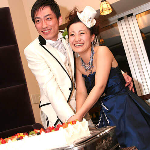 新郎新婦がケーキ入刀を行っているイメージ