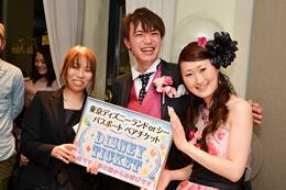 新郎新婦からディズニーランドペアチケットを手渡されている様子