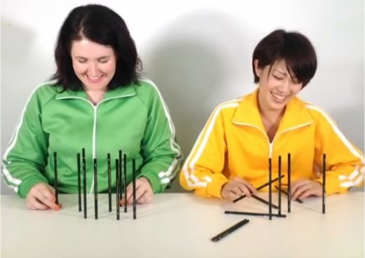 スピーディー鉛筆立てゲームの様子
