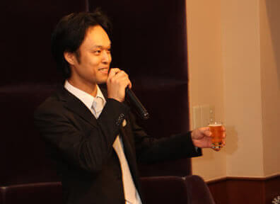 乾杯の音頭をとろうとしているイメージ